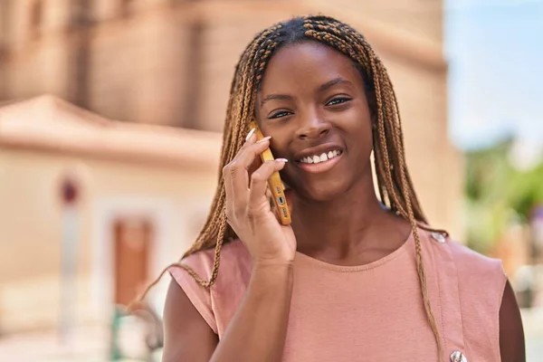 Mujer Afroamericana Sonriendo Confiada Hablando Teléfono Inteligente Calle — Foto de Stock