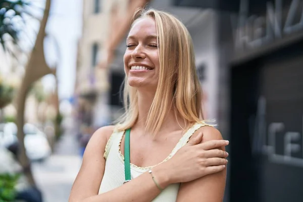 Young Blonde Woman Smiling Confident Looking Side Street — Foto de Stock