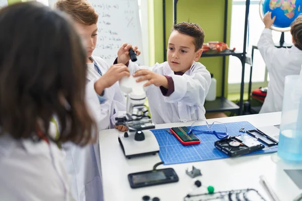 Schülergruppe Repariert Smartphone Mit Mikroskop Labor — Stockfoto