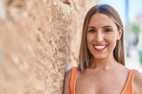 Νεαρή Όμορφη Ισπανόφωνη Γυναίκα Χαμογελά Αυτοπεποίθηση Στέκεται Στο Δρόμο — Φωτογραφία Αρχείου