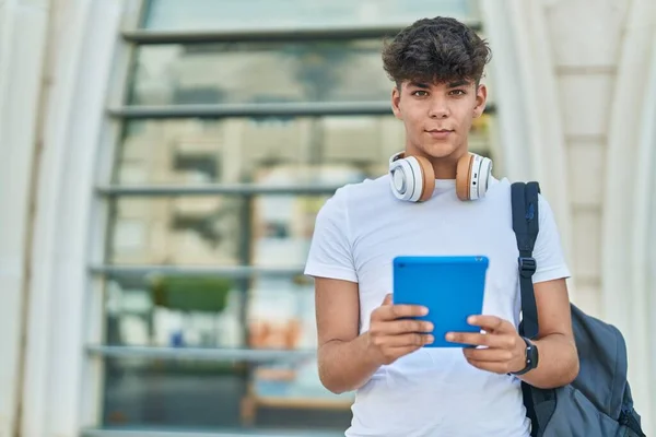 Joven Estudiante Adolescente Hispano Usando Touchpad Universidad —  Fotos de Stock