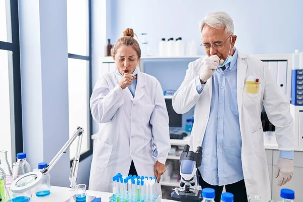 在科学家实验室工作的中年恐慌者感到身体不适 咳嗽是感冒或支气管炎的症状 保健概念 — 图库照片