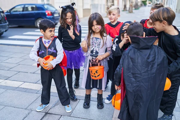 Gruppo Bambini Che Indossano Costume Halloween Facendo Gesto Paura Strada — Foto Stock