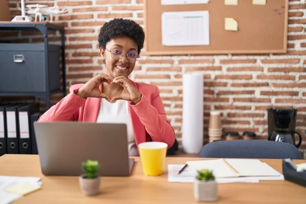 Молодая Африканская Американка Работающая Офисе Очках Улыбаясь Любви Делает Руки — стоковое фото