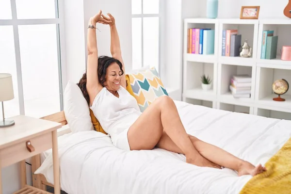 Mujer Mediana Edad Que Despierta Estirando Los Brazos Dormitorio — Foto de Stock