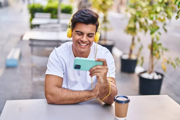 Jovem Hispânico Assistindo Vídeo Smartphone Bebendo Café Terraço Cafeteria — Fotografia de Stock