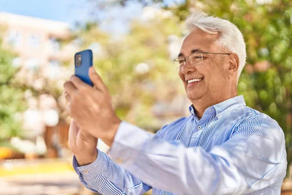 Senior Άνθρωπος Χαμογελά Αυτοπεποίθηση Κάνοντας Selfie Από Smartphone Στο Πάρκο — Φωτογραφία Αρχείου