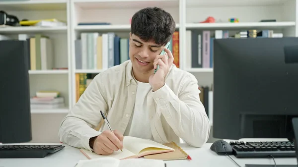 Mladý Hispánec Muž Student Mluví Smartphone Psaní Poznámek Knihovně Univerzity — Stock fotografie