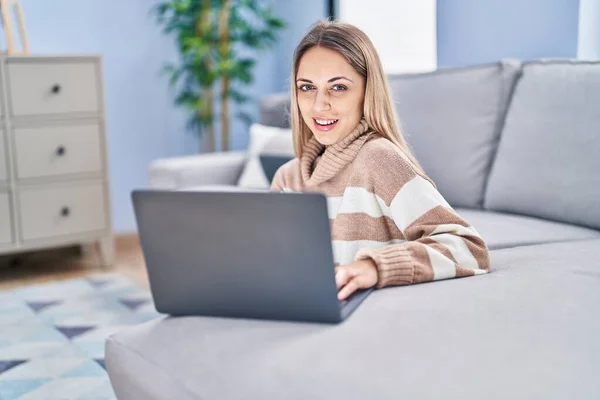 Young Woman Using Laptop Sitting Floor Home — Foto Stock