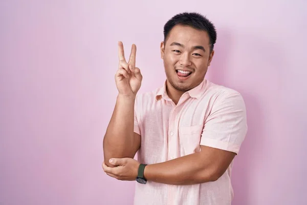 Chinesischer Junger Mann Der Vor Rosa Hintergrund Steht Und Mit — Stockfoto