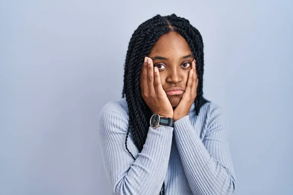 アフリカ系アメリカ人の女性は うつ病や悲しみ 動揺や問題のためにイライラをカバー青い背景疲れ手の上に立って — ストック写真