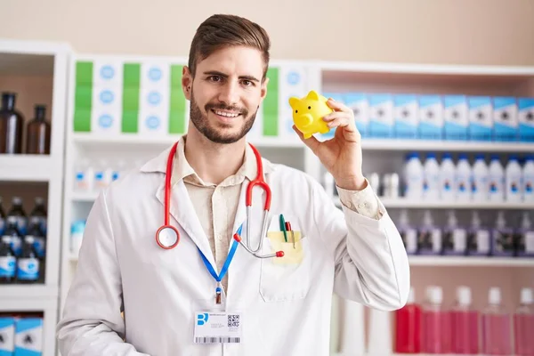 Νεαρός Καυκάσιος Φαρμακοποιός Χαμογελά Αυτοπεποίθηση Κρατώντας Κουμπαρά Στο Φαρμακείο — Φωτογραφία Αρχείου
