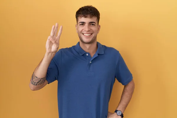 Young Hispanic Man Standing Yellow Background Showing Pointing Fingers Number — 스톡 사진