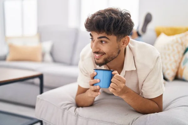 Jonge Arabier Man Die Thuis Koffie Drinkt Liggend Bank — Stockfoto