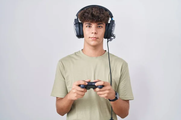 Hispánský Teenager Hrající Videohry Držící Ovladač Veselým Chladným Úsměvem Tváři — Stock fotografie