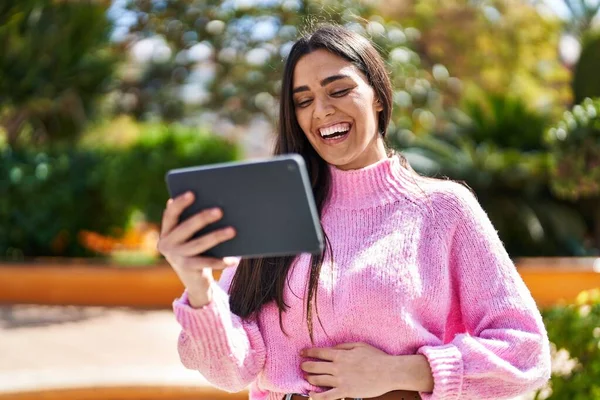 Young Hispanic Woman Smiling Confident Watching Video Touchpad Park — ストック写真