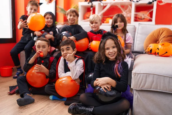 Grupp Barn Bär Halloween Kostym Som Håller Ballonger Hemma — Stockfoto