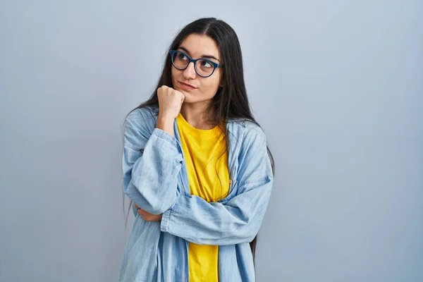 Young Hispanic Woman Standing Blue Background Hand Chin Thinking Question — Stock Photo, Image
