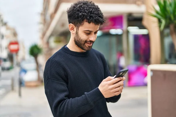 Νεαρός Άραβας Άνθρωπος Χαμογελά Αυτοπεποίθηση Χρησιμοποιώντας Smartphone Στο Δρόμο — Φωτογραφία Αρχείου