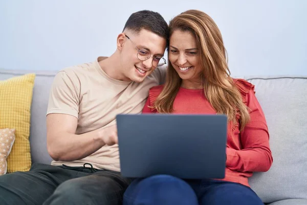 Man Woman Mother Son Using Laptop Sitting Sofa Home — 스톡 사진