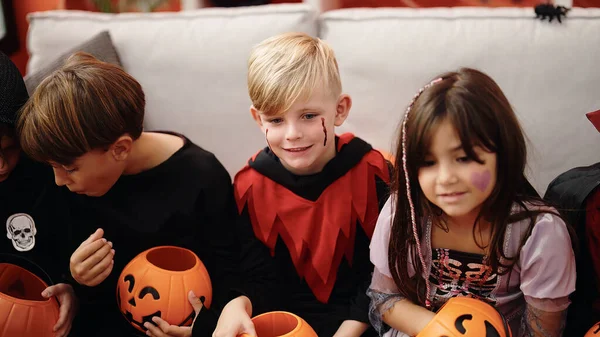Gyerekek Csoportja Halloween Jelmezt Visel Sütőtök Kosarat Tart Otthon — Stock Fotó