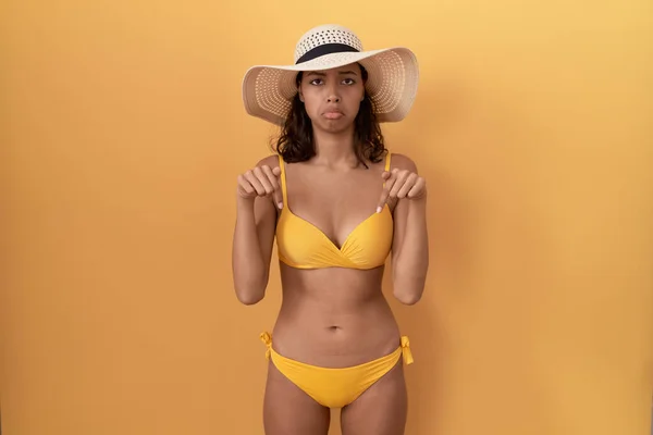 Mujer Hispana Joven Con Bikini Sombrero Verano Apuntando Hacia Abajo — Foto de Stock
