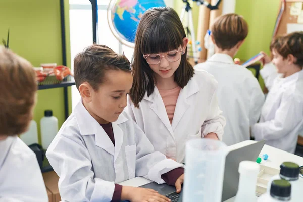 Gyerekek Csoportja Tudósok Diákok Laptopot Laboratóriumi Osztályteremben — Stock Fotó