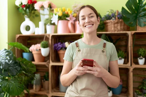 Jovem Mulher Bonita Florista Sorrindo Confiante Usando Smartphone Loja Flores — Fotografia de Stock