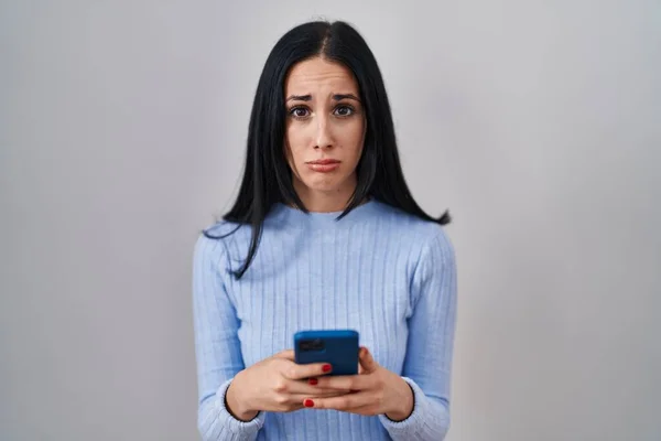 Mujer Hispana Usando Smartphone Deprimida Preocupada Por Angustia Llorando Enojada — Foto de Stock