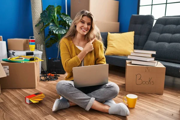 Young Woman Sitting Floor New Home Using Laptop Cheerful Smile — Stock Photo, Image