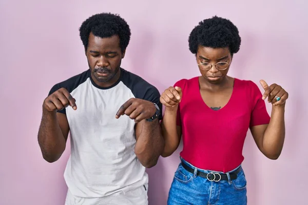 Jeune Couple Afro Américain Debout Sur Fond Rose Pointant Vers — Photo