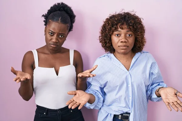 Duas Mulheres Africanas Sobre Fundo Rosa Sem Noção Confuso Com — Fotografia de Stock