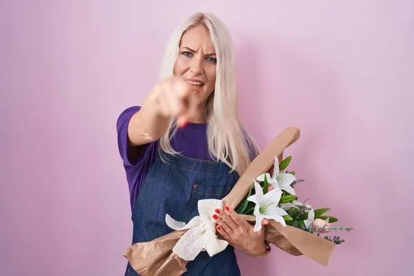 Mulher Branca Segurando Buquê Flores Brancas Apontando Descontente Frustrado Para — Fotografia de Stock