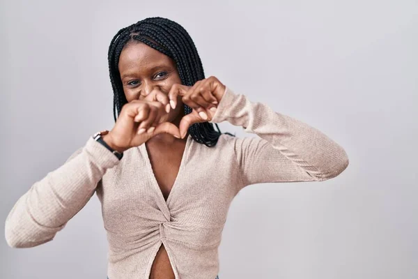 Afrikansk Kvinna Med Flätor Står Över Vit Bakgrund Leende Kärlek — Stockfoto