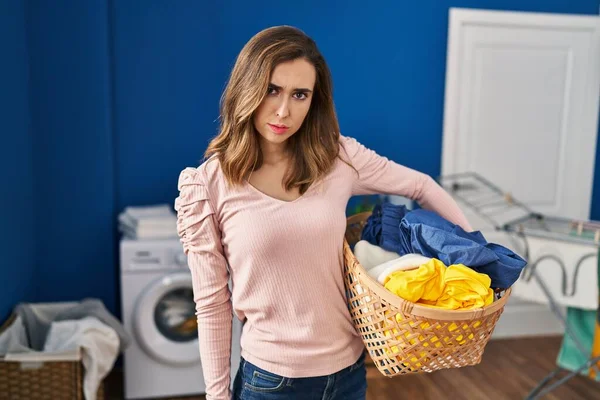 Ung Kvinna Håller Tvättkorg Skeptisk Och Nervös Rynkar Pannan Upprörd — Stockfoto