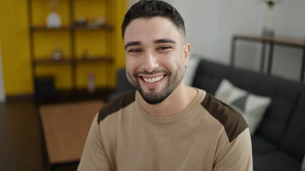 Hombre Árabe Joven Sonriendo Confiado Sentado Sofá Casa —  Fotos de Stock