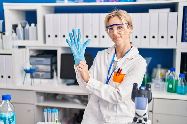 Νεαρή Ξανθιά Γυναίκα Επιστήμονας Στέκεται Χέρια Σταυρωμένα Χειρονομία Στο Εργαστήριο — Φωτογραφία Αρχείου