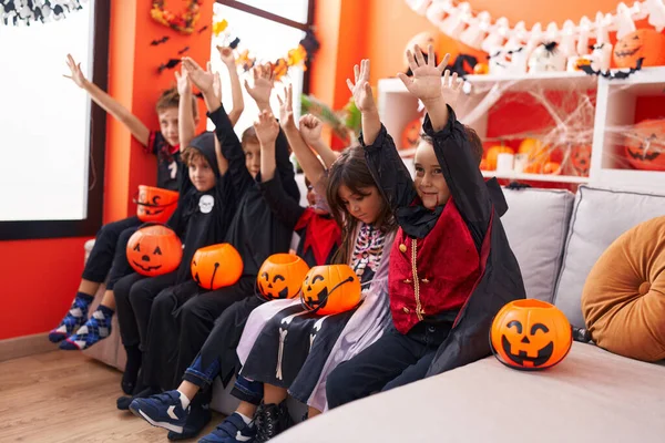 Skupina Dětí Halloweenském Kostýmu Rukama Zvednutýma Doma — Stock fotografie