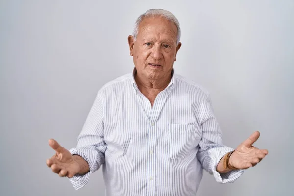 Älterer Mann Mit Grauen Haaren Vor Isoliertem Hintergrund Ahnungslos Und — Stockfoto