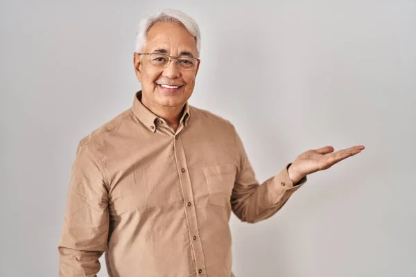 Hispanic Senior Man Bär Glasögon Leende Glad Presentera Och Peka — Stockfoto