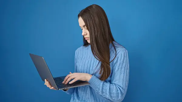 Молода Біла Жінка Використовує Ноутбук Над Ізольованим Синім Тлом — стокове фото