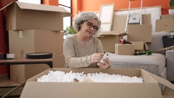 Mujer Mediana Edad Con Cabello Gris Usando Caja Cartón Desembalaje — Foto de Stock