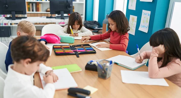 Gyerekek Egy Csoportja Asztalon Tanul Osztályteremben — Stock Fotó