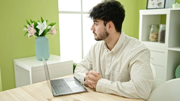 Молодий Іспаномовний Чоловік Використовує Ноутбук Сидячи Столі Їдальні — стокове фото