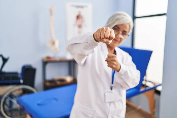 Middle Age Woman Grey Hair Working Pain Recovery Clinic Punching — Stock Photo, Image