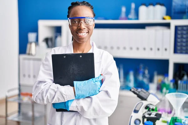 Mujer Científica Afroamericana Sonriendo Confiada Sosteniendo Portapapeles Laboratorio —  Fotos de Stock