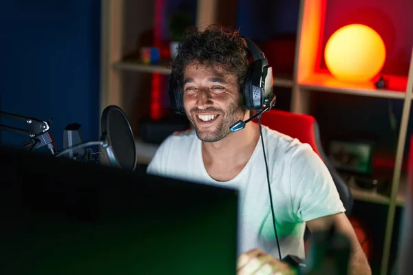 Ung Latinamerikansk Man Streamer Spela Spel Med Hjälp Dator Musik — Stockfoto