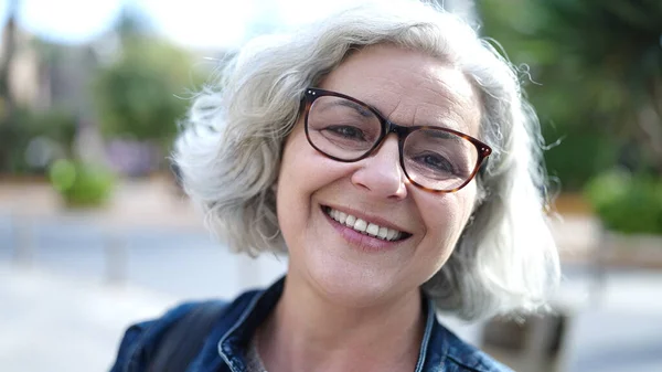 Mujer Mediana Edad Con Pelo Gris Sonriendo Confiado Calle —  Fotos de Stock