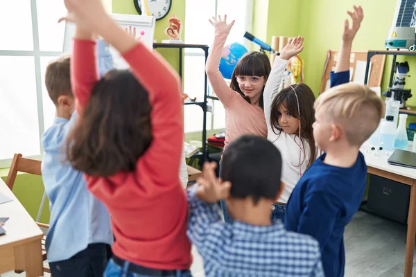 Gyerekek Csoportja Akik Magabiztosan Mosolyognak Miközben Együtt Nevelkednek Osztályteremben — Stock Fotó