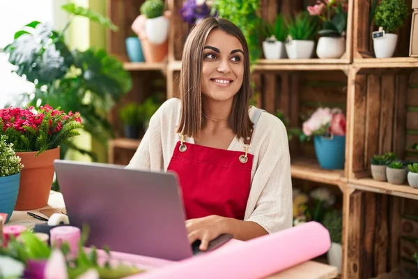 Young Beautiful Hispanic Woman Florist Smiling Confident Using Laptop Flower — Φωτογραφία Αρχείου
